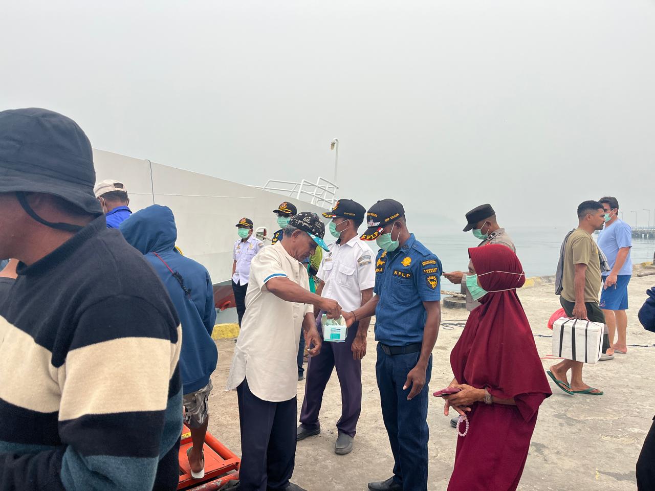  Kantor UPP Kelas III Geser Bagikan Masker Gratis kepada Penumpang dan Masyarakat Pelabuhan